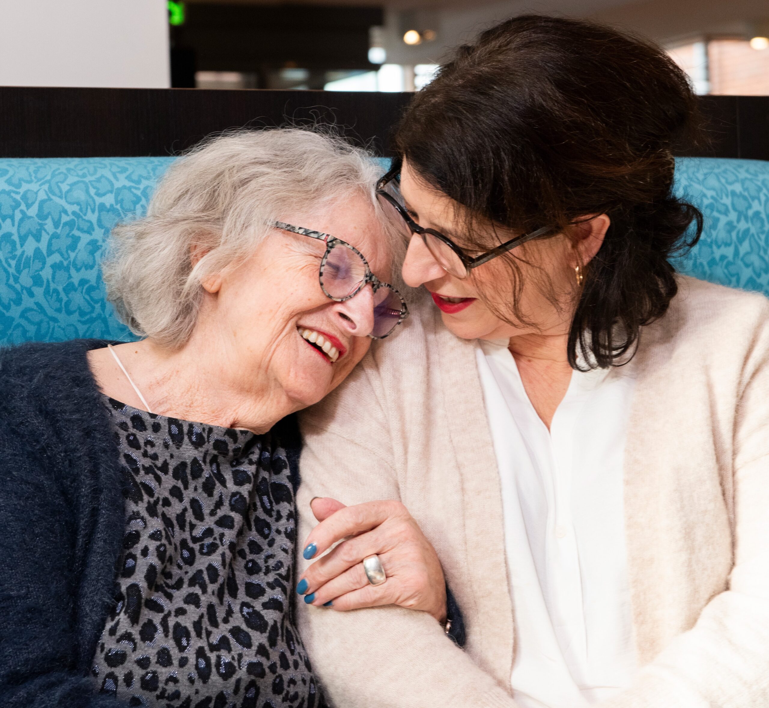 Marian (52) komt uit Deventer en verhuisde voor de liefde naar Den Haag. Haar moeder Korry (77) bezocht haar wekelijks in Den Haag om op de kinderen te passen. Toen het slechter ging met Korry’s gezondheid, is ze ook naar Den Haag verhuisd en werd Marian mantelzorger voor haar moeder.