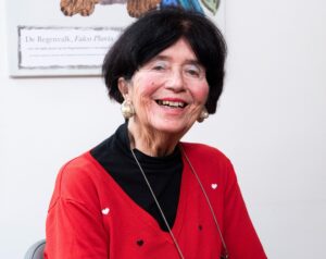 Isabel (86) staat volop in het leven. Ze woont vijftien jaar in Den Haag en heeft daarvoor lang in Zuid-Limburg gewoond. Na het overlijden van haar man, een aantal jaren geleden, voelde zij zich vaker eenzaam. Omdat Isabel graag veel onderneemt, is zij op zoek gegaan naar een plek waar zij leeftijdsgenoten kan ontmoeten en aan verschillende activiteiten deel kan nemen. Inmiddels is Isabel een bekend gezicht bij Haags Ontmoeten.