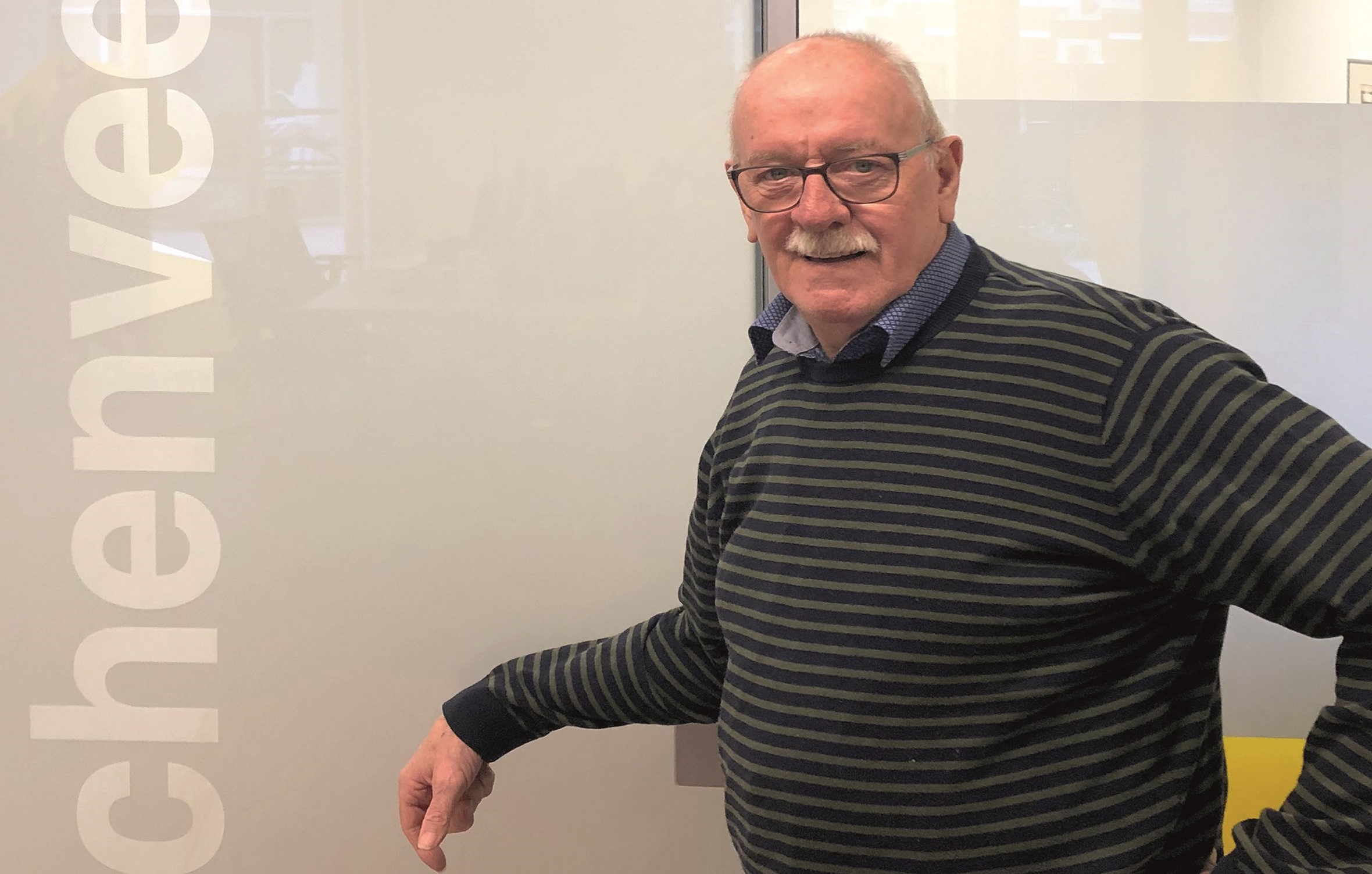 Ruud (74) werkt als vrijwilliger bij Haags Ontmoeten in Leidschenveen. Hij is sinds kort alleen en gaat elke week als vrijwilliger naar Haags Ontmoeten om bezig te blijven. Hij zit er echt op zijn plek: “Het positieve effect van het samenkomen is enorm. In het begin zijn mensen nog terughoudend, maar na elkaar een paar keer te hebben ontmoet, zie je hoe ze zich verbinden met de groep. Dat is zo belangrijk voor ouderen, en dus ook voor mijzelf.”