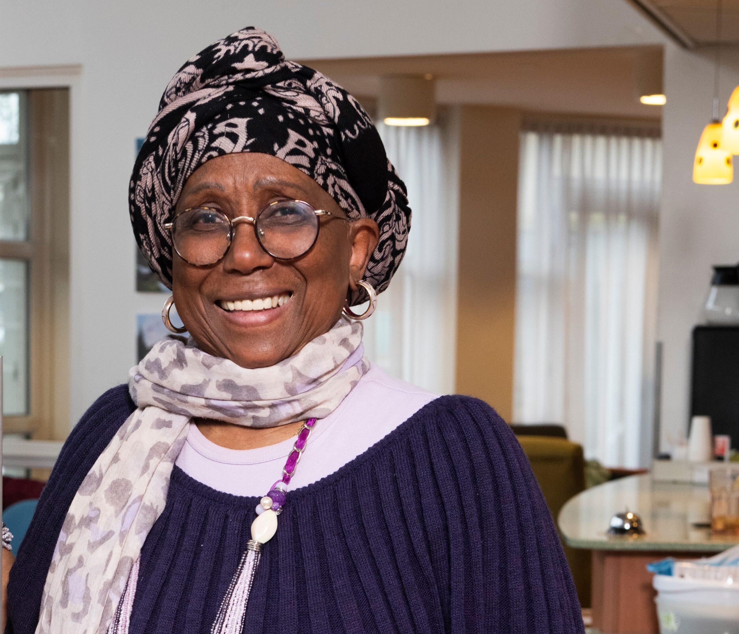 Maritza (76) is geboren op Curaçao, opgegroeid op Aruba en woont sinds haar 16e in Nederland en is vrijwilliger bij Haags ontmoeten.